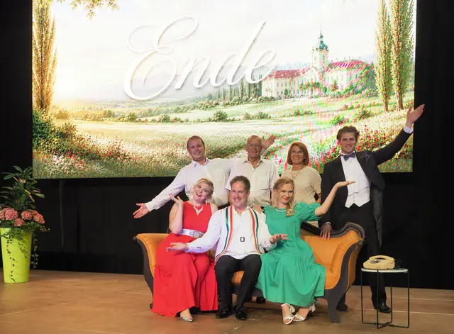 Die Darsteller zusammen mit Charlotte und Hermann Buhl ( in der Mitte)