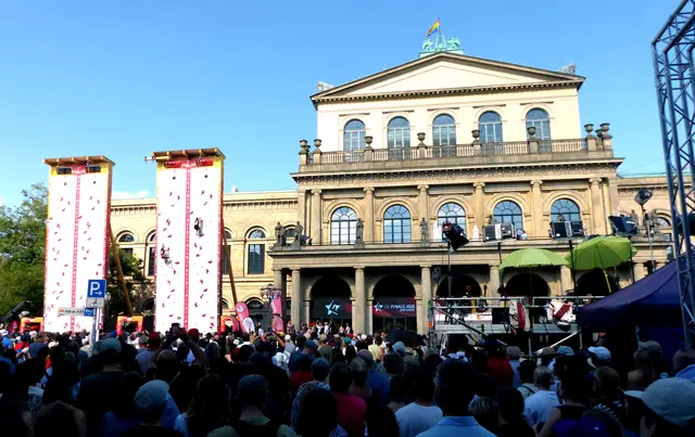 Wieder bietet das Opernhaus eine schöne Kulisse für den heutigen Event. | Foto: Kurt Wolter