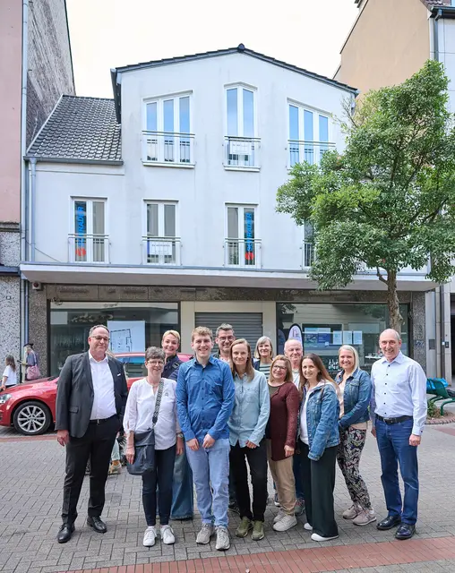 Bildunterschrift: Thomas Jablonski, stellvertretender Referatsleiter Wirtschaftsförderung der Stadt Gelsenkirchen (l. i. B.), Konstantin Noll, City-Manager von Gelsenkirchen-Horst (Mitte), Dr. Stephanie Macha, Praxisinhaberin (rechts daneben).

 | Foto: Bildnachweis: Martin Schmüdderich