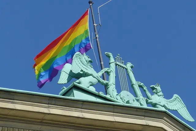 Und über allem weht die Regenbogenfahne. Nicht nur im Sport sollte es Vielfalt, Gerechtigkeit und Gleichberechtigung geben, sondern in der ganzen Welt.  | Foto: Kurt Wolter