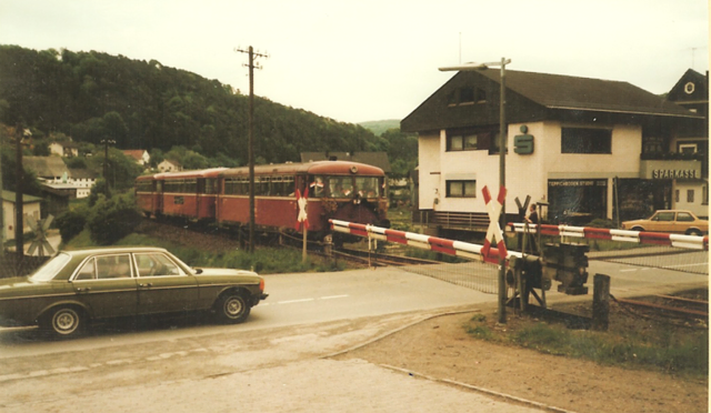 VT 98 als Schienenbus Nto 6076 fährt durch die Schranke zum Bahnhof Hatzfeld