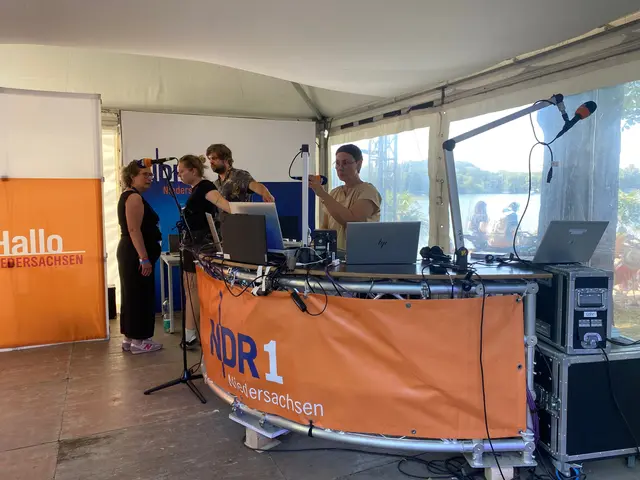 NDR1 Radio Niedersachsen ist mein Lieblingssender. Der NDR hatte hier ein gläsernes Studio aufgebaut bei dem man die Life-Übertragung im Radio verfolgen konnte.