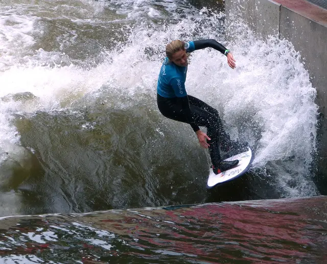 Rapid Surfen ist nichts für Wasserscheue. Auf dem Foto ist Valeska Schneider, die Siegerin, in Aktion zu sehen.  | Foto: Kurt Wolter