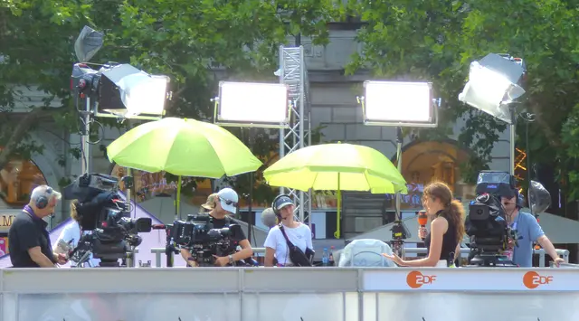 Das ZDF-Life-Team bei der Fernsehübertragung. Auf den großen Leinwänden konnte man die Bilder sehen.