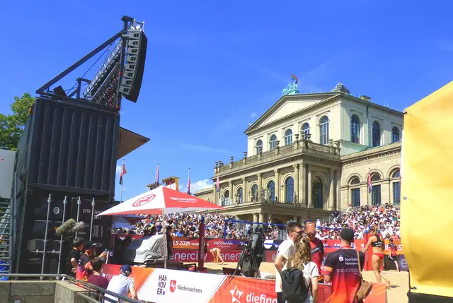 Vor dem Opernhaus. Ich musste mein Rad abstellen und es ging zu Fuß weiter.