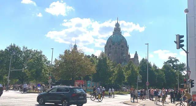 Weiter am Neuen Rathaus vorbei zum Maschsee.