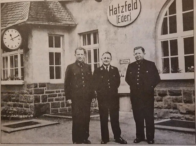 Personal des Hatzfelder Bahnhofs 1952. Mitte der damalige Vorsteher Walter Feige. Links der Mitarbeiter Johannes Riemenschneider, rechts Heinrich Baar.