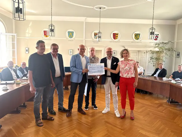Dr. Fabian Mehring (zweiter von rechts), Marina Jakob (rechts) und Anton Rittel (dritter von links) bei der Förderbescheidübergabe in Dinkelscherben | Foto: Katrin Kehrle