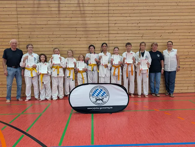 v.l. Trainer Heinz Nitsche, Miriam, Michael, Leonie, Nala, Pia, Marco, Edana, Katharina, Leon, Veronika, Prüferin Karin Kraus, Prüferin Tanja Wolff