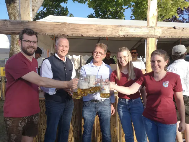 Eröffneten gemeinsam beim Bieranstich das Fest (von links): 1. Vorstand MV Großaitingen Christoph Wagner, 1. Bürgermeister Klemens Hutter, 2. Bürgermeister Anton Burkhard, 2. Vorstand MV Großaitingen Martina Stauderer, Dirigentin Franziska Beyerlein