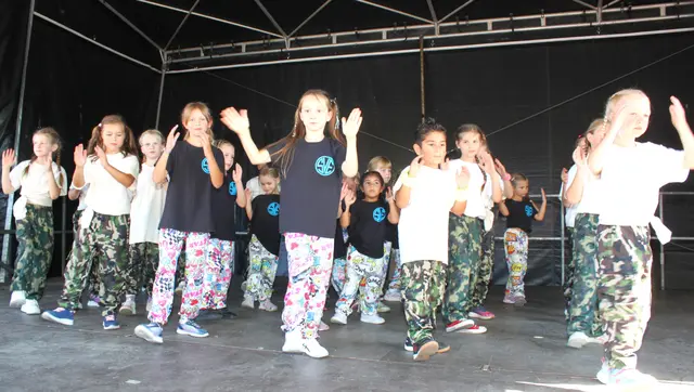 Unser bunter Bilderbogen vermittelt einen Eindruck vom diesjährigen Meitinger Sommerfest im Herzen der Marktgemeinde  dass von mehreren Tausend Menschen bei besten Wetterbedingen besucht wurde.  | Foto: Peter Heider