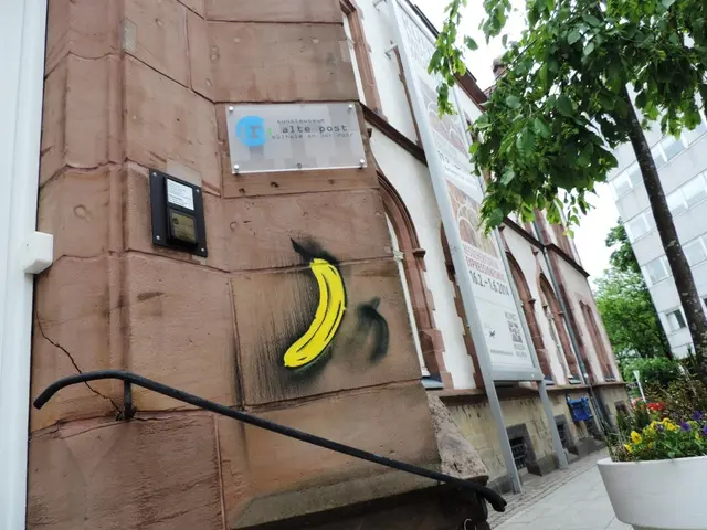 "Baumgärtel-Banane" am Eingang der Alten Post Mülheim