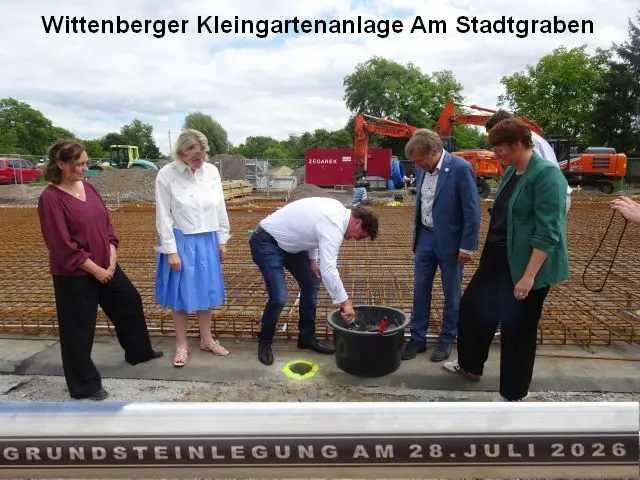 Zeitkapsel wird verschlossen durch den Oberbürgermeister der Stadt Wittenberg Torsten Zugehör