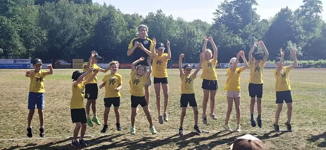 Team 1 bei der Siegerehrung der letzten Vorrunde des diesjährigen Kinderleichtathletik Kreis Cups in Neusäß - alle freuen sich über einen wohlverdienten 2. Platz! 
 | Foto: P. David