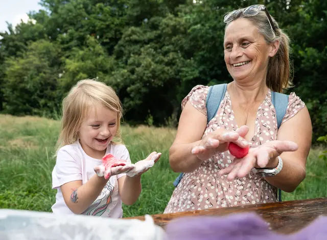 Auf diesen Foto rollt die vierjährige Tilda mit Oma Silvia Kleckers Filzbälle. 
Foto: Tanja Pickartz / Stadt Duisburg
