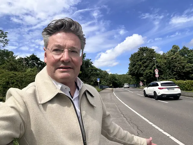 Torsten Ilg von der KSG protestiert gegen die Schließung der Straße im Wasserwerkswäldchen in Rundorf  | Foto: KSG Pressefoto: Frei von Rechten Dritter