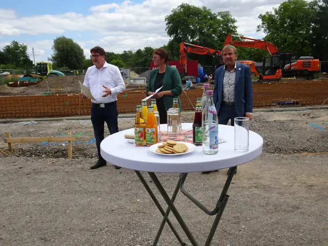 Oberbürgermeister der Stadt Wittenberg, Torsten Zugehör und Janine Stiller / Michael Steinland beide Geschäftsführung Landesgartenschau gGmbH machten Ausführungen zur Umgestaltung der Gartenanlage zu einem KLEINGARTENPARK wozu auch der Neubau Multifunktionsgebäude gehört und es Bestandteil der Landesgartenschau 2028 sein wird.