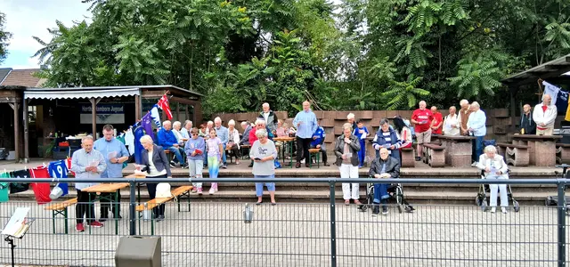 Das Bild zeigt einen Teil der Besucher beim Fußball-Gottesdienst auf der Platzanlage von Hertha Hamborn. Es wurde gesungen, im Takt geklatscht und nach norwegischer Art gerudert.
Foto: Ev. Gemeinde Neumühl
