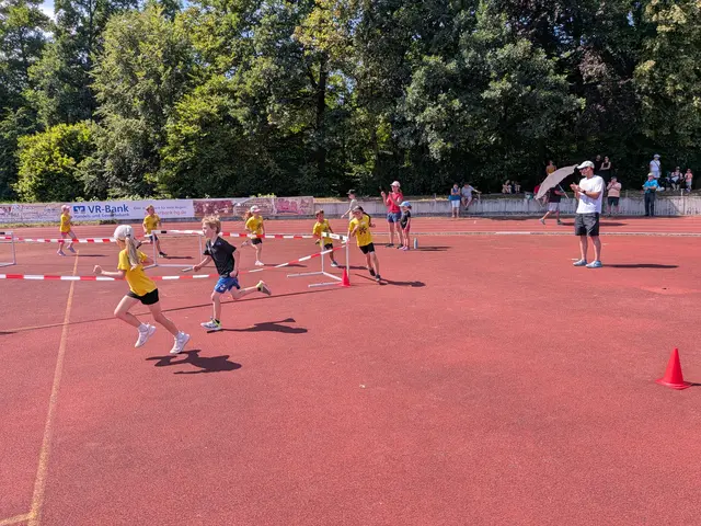 Die Gersthofer Leichtathleten bei ihrer letzten Disziplin des Wettkampfes, dem Transportlauf. Hier gilt es möglichst viele Gummibänder pro Kind in einer gewissen Zeit (hier: 7min) zu sammeln. | Foto: T. Hengelmann