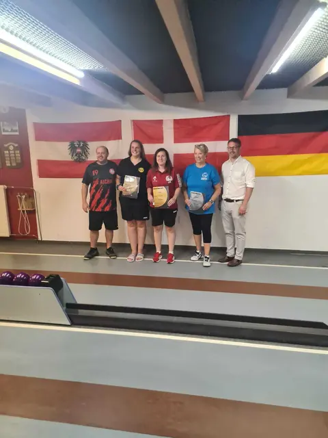 Gewinner bei den Frauen von links:
Sportwart Dominik Seebach, Daniela Nüßlein (3 .Platz), Siegerin Jasmin Annasenni, Helene Jensen (2. Platz), 1. Bürgermeister Josef Dussmann.
