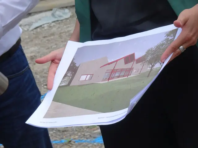 Das neue Multifunktionsgebäude vereint einmal verschiedene öffentliche sowie gemeinschaftliche Funktionen unter einem Dach. Architektonische Highlights &gt; es verfügt zwei prägnante Vordächer mit Stahlkonstruktionen sowie eine Shed - Dachkonstruktion ( Sägezahndach ) die für viel natürliches Licht im Innenbereich sorgt. Herzstück des Gebäudes wird ein Gastronomiebetrieb mit angeschlossener Freiterrasse &gt; die den Besuchern einen direkten Blick auf den Stadtgrabenteich  ermöglicht. Die Räumlichkeiten stehen sowohl den Kleingärtnern der Anlage als auch der Wittenberger Öffentlichkeit als flexibler Treffpunkt und Freizeitraum zur Verfügung. Rund um das Gebäude entstehen Spielplätze und Themengärten.