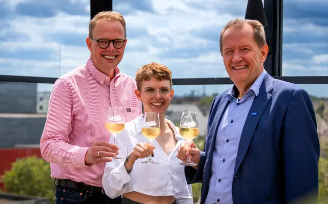 Das Team von Duisburg Kontor machte bei der Programmvorstellung Appetit und Durst auf mehr. V.l. Pressesprecher Alexander Klomparend, Projektleiterin Sophia Eberth und Geschäftsführer Uwe Kluge mit einem edlen Tropfen.
Foto: Duisburg Kontor