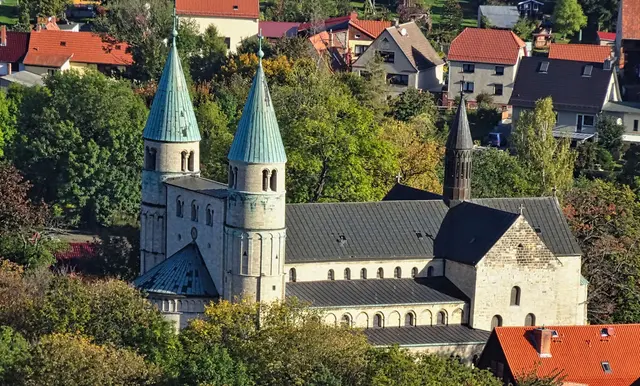 Blick vom Försterblick auf die Stiftskirche St. Cyriakus in Gernrode. Links die beiden Westtürme mit Apsis, rechts die Vierung mit dem Vierungsturm 
