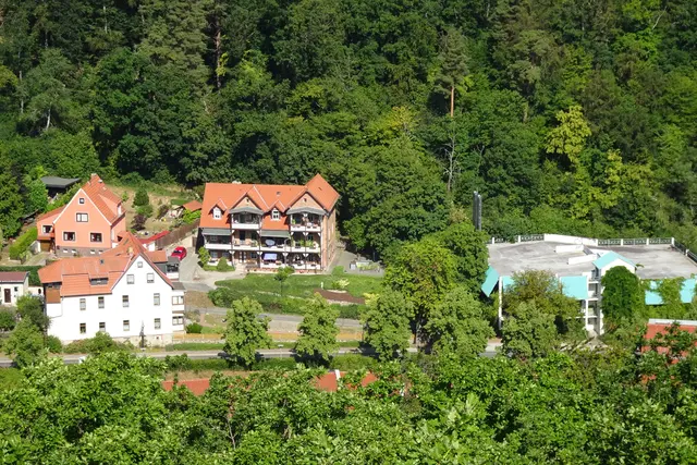 in der Mitte ein typisches Gebäude im Suderöder Pensionsbaustil, rechts daneben das seit Jahren stillgelegte Parkhaus