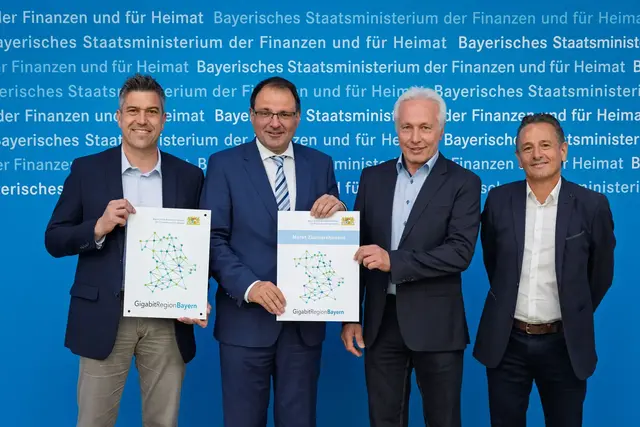 Von links Bürgermeister Ben Matthes, Staatssekretär Martin Schöffel…., Breitbandpate Gernot Ritter und Walter Stöckle | Foto: Markt Zusmarshausen