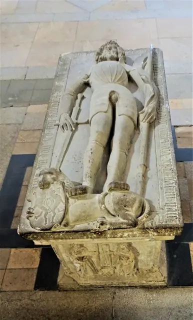 der steinerne Sarkophag, des am 20.Mai 965 verstorbeben Markgraf Gero ,befindet sich in der Vierung