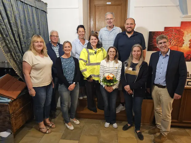 Das Bild zeigt: (von links) Gabriele Weinmann, Klaus Willetal, Kerstin Willetal (stellv. Elternbeiratsvorsitzende), Dritte Bürgermeisterin Monika Riß, Barbara Walczer, Dieter Blösch (Kreisverkehrswacht), Nicole Eser, Christian Bausch (Polizei), Zweite Bürgermeisterin und Referentin für Schulwesen Martina Wenni-Auinger, Erster Bürgermeister Martin Brenner. 