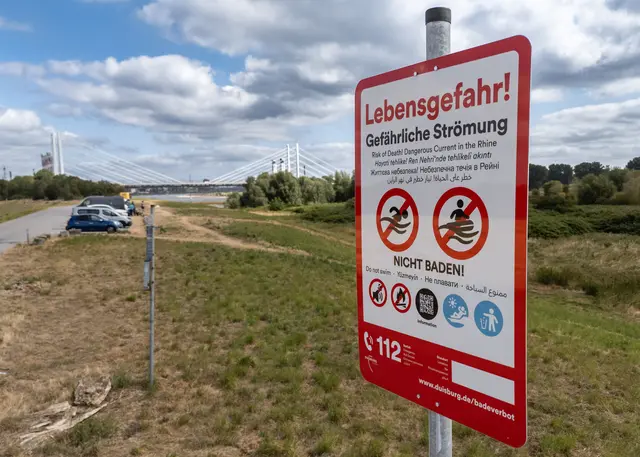 Die Stadt Duisburg hat an den wichtigsten Zugängen (hier an der Wilhelmallee in Rheinhausen) zum Rhein im Duisburger Stadtgebiet.neue Hinweisschilder zum Badeverbot aufgestellt. 
Foto: Tanja Pickartz / Stadt Duisburg