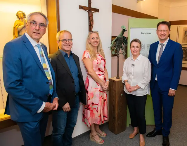 Von links: Museumskurator Joerg Roller, Stephan Schreiber (Verwaltungsleiter der Pfarreiengemeinschaft Dillingen), Susanne Resch (Kirchenpflegerin), Oberbürgermeister Frank Kunz und Dr. Felicitas Schmid-Grotz (Museumsarbeitskreis).

 | Foto: Jan Koenen - Stadt Dillingen 