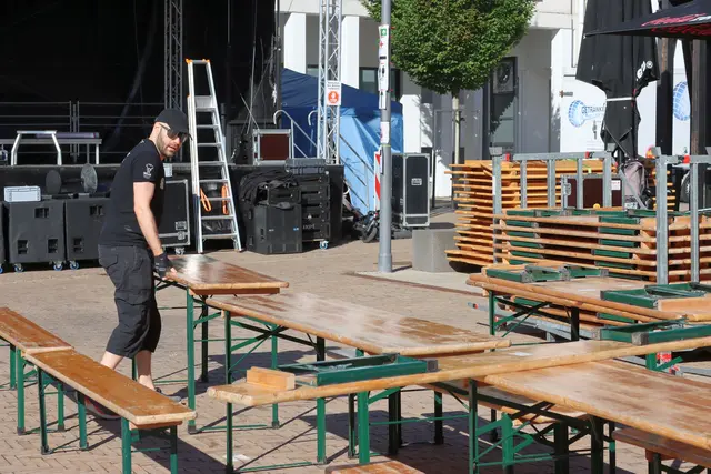 Aufbau für den Hugenottenmarkt 2026 in Friedrichsdorf