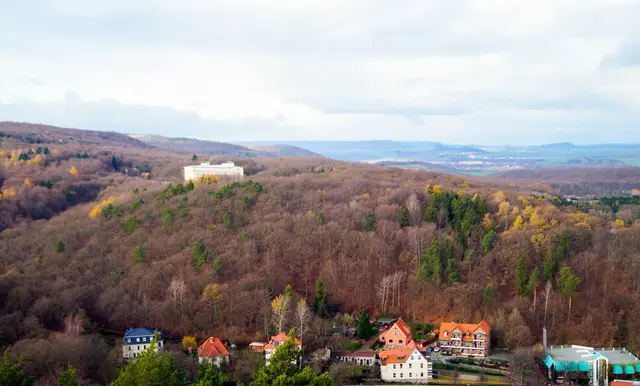 Blick vom Preußenturm auf die Paracelsiusklinik, ganz rechts unten  im Bild das seit Jahren leerstehende und gesperrte Parkhaus , 
