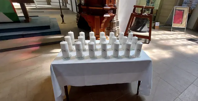 Das Foto zeigt die Gedenkkerzen, die beim Verlesen der Namen der Opfer angezündet wurden. Es wurde kurz vor dem Gedenkgottesdienst in der Salvatorkirche aufgenommen.
Foto: Holger Karnaß
