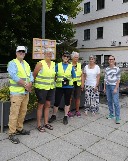 Gemeinsam mit Mitgliedern des BUND Naturschutz Ortsgruppe Gersthofen haben Brigitte Grohmann, Dritte Bürgermeisterin, und Ulrike Seibert, Klimaschutz und Nachhaltigkeit, die Pflanztröge auf dem Rathausplatz gepflegt und vertrocknete Pflanzen herausgeschnitten. | Foto: Stadt Gersthofen (Kai Schwarz)