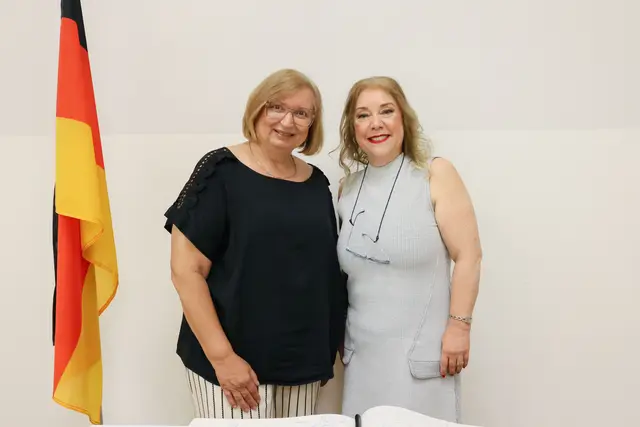 Die stellvertretende Landrätin Sabine Grünwald (links) gratulierte Rednerin Dilek Deniz zu ihrer Einbürgerung. | Foto: Julia Pietsch