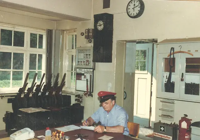 Bahnhofsvorsteher Heinz Peter im Bahnhof Hatzfeld 