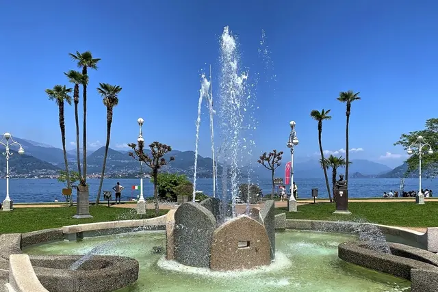 Stresa: Springbrunnen an der Uferpromenade | Foto: Copyright Margot Klütsch