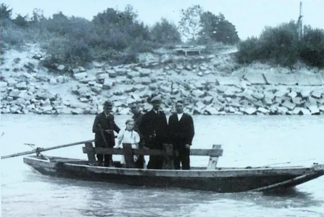 Ehemalige Lechfähre mit Fährmann Johann Fuchs (links), um 1934  | Foto: Dr. Hubert Raab