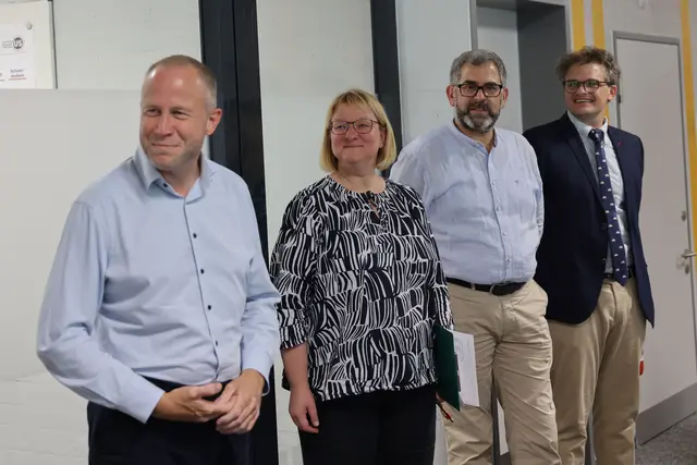 Über 100 interessierte Bürgerinnen und Bürger sowie einige Mitglieder des Stadtrats Neusäß und des Kreistags des Landkreises nutzten die Chance an Führungen durch das Justus-von-Liebig-Gymnasium am Tag der offenen Tür der Schule teilzunehmen, darunter Florian Mair, Stellvertretender Landrat (links), Kreisheimatpflegerin Dr. Claudia Ried, Thomas Rittel, Mitglied des Kreisrats (Zweiter von rechts) und Dr. Ludwig Lenzgeiger, Mitglied des Kreisrats (rechts). | Foto: Lina Prinzensing