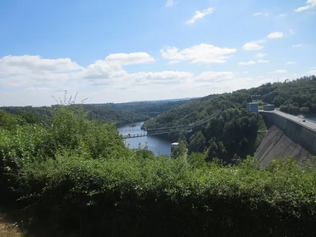 Hängebrücke bis zur Mauer.