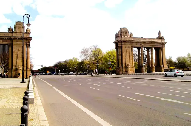 Charlottenburger Tor auf der Straße des 17. Juni in Berlin