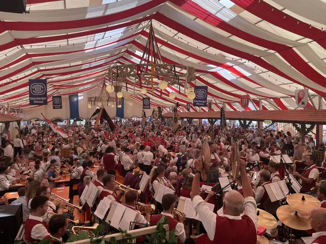Im Festzelt der Familie Hahn treten zahlreiche Musikkapellen auf. | Foto: Michael Lindner/ Stadt Günzburg
