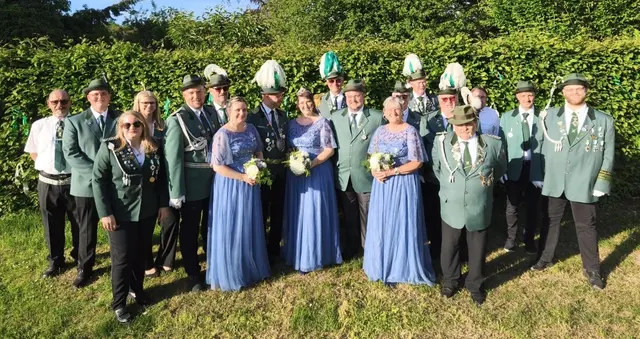 König Benedikt und Königin Leony freuen sich gemeinsam mit den Schützen vom BSV Aldenrade-Fahrn auf das 189. Schützen- und Volksfest und laden alle Besucher herzlich zum Mitfeiern ein. | Foto: Verein