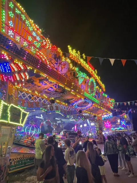 Die großen und kleinen Besucher können sich auf viele Fahrgeschäfte beim Volksfest 2026 in Günzburg freuen. | Foto: Michael Lindner/ Stadt Günzburg