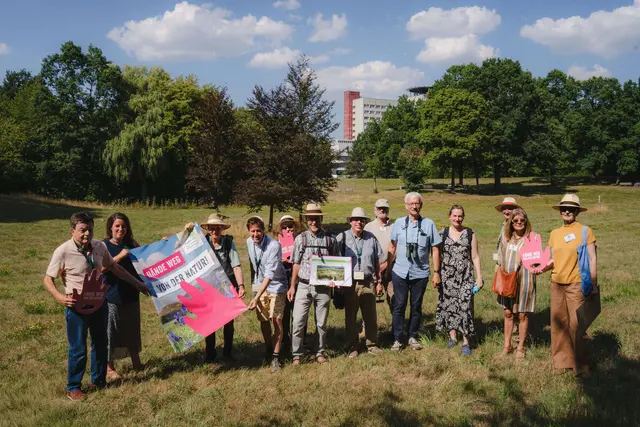 Verbandsübergreifender Unterstützerkreis für den Erhalt des Klinikparks beim Rundgang mit Jürgen Resch (DUH). | Foto: Fisima Tente Fotografie