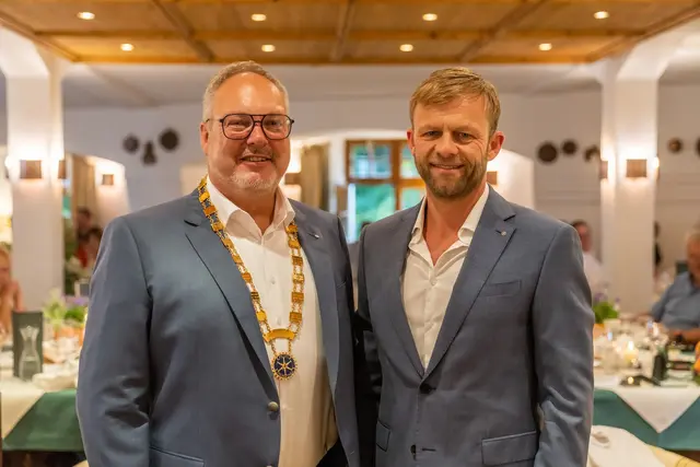 Hubert Kuhn (links) ist der 47. Präsident des Rotary Clubs Günzburg. Stefan Weißenhorner übergab sein Amt bei einem feierlichen Meeting. | Foto: Philipp Röger
