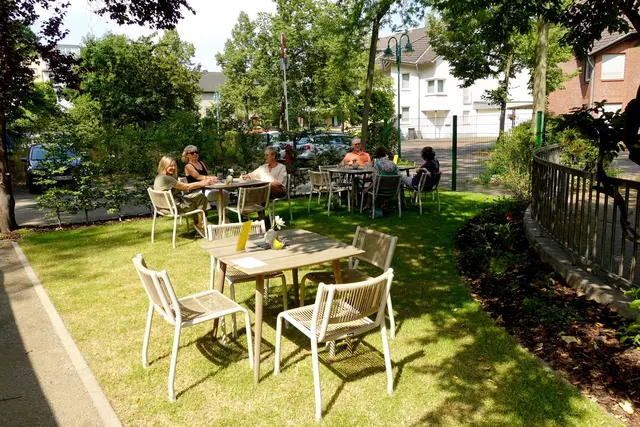 „Der Garten an der Notkirche ist eine richtige Oase für die Seele für Besucherinnen und Besucher des ‚CaféNotkirche‘ des Seniorentreffs geworden“ freut sich Pfarrer Stefan Korn.
Foto: ekadu.de